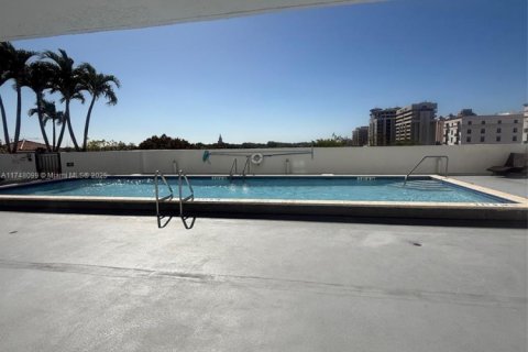 Condo in Coral Gables, Florida, 2 bedrooms  № 1864916 - photo 13