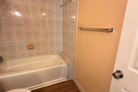 Снять в аренду виллу или дом в Мирамар, Флорида 3 спальни, 145.76м2, № 1991596 - фото 7