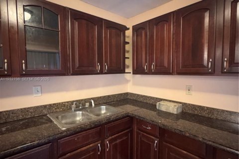 Снять в аренду виллу или дом в Мирамар, Флорида 3 спальни, 145.76м2, № 1991596 - фото 28