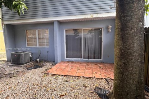 Снять в аренду виллу или дом в Мирамар, Флорида 3 спальни, 145.76м2, № 1991596 - фото 3