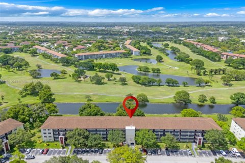 Condo in Pembroke Pines, Florida, 2 bedrooms  № 1794533 - photo 1