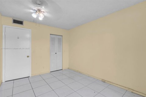 Condo in Pembroke Pines, Florida, 2 bedrooms  № 1794533 - photo 14