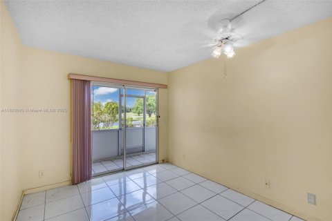 Condo in Pembroke Pines, Florida, 2 bedrooms  № 1794533 - photo 15