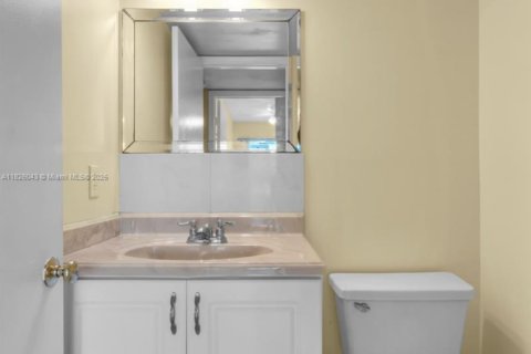 Condo in Pembroke Pines, Florida, 2 bedrooms  № 1794533 - photo 17