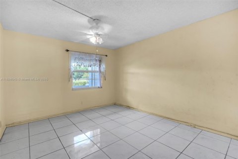 Condo in Pembroke Pines, Florida, 2 bedrooms  № 1794533 - photo 11