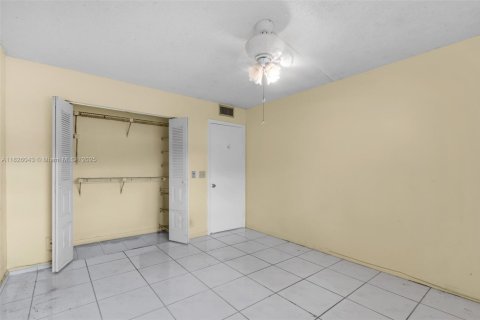 Condo in Pembroke Pines, Florida, 2 bedrooms  № 1794533 - photo 12