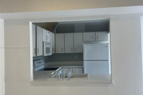 Condo in Miami, Florida, 2 bedrooms № 2060236 - photo 4