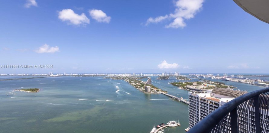 Condominio en Miami, Florida, 2 dormitorios  № 1935784