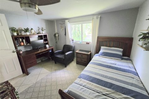 House in Margate, Florida 5 bedrooms, 143.81 sq.m. № 1894240 - photo 26