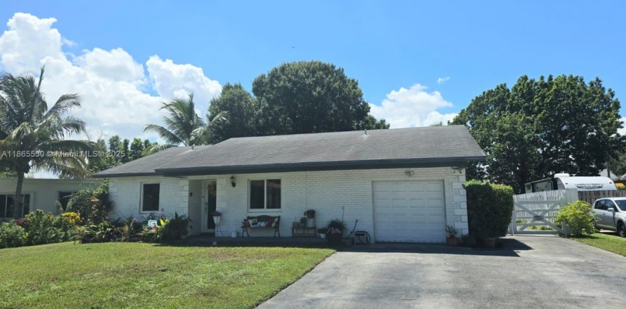 House in Margate, Florida 5 bedrooms, 143.81 sq.m. № 1894240