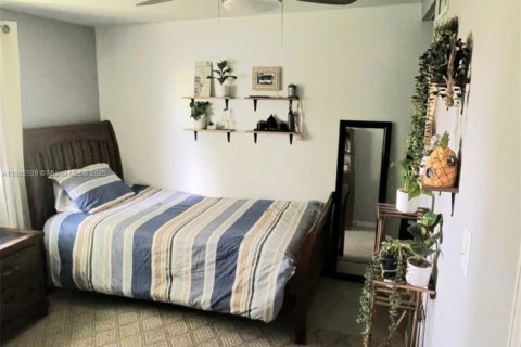 House in Margate, Florida 5 bedrooms, 143.81 sq.m. № 1894240 - photo 25