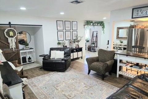 House in Margate, Florida 5 bedrooms, 143.81 sq.m. № 1894240 - photo 11
