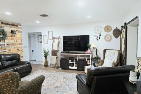 House in Margate, Florida 5 bedrooms, 143.81 sq.m. № 1894240 - photo 9