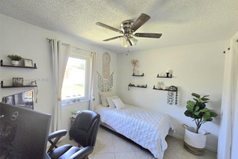 House in Margate, Florida 5 bedrooms, 143.81 sq.m. № 1894240 - photo 18