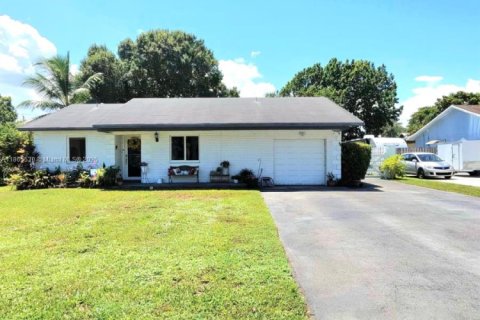 House in Margate, Florida 5 bedrooms, 143.81 sq.m. № 1894240 - photo 2