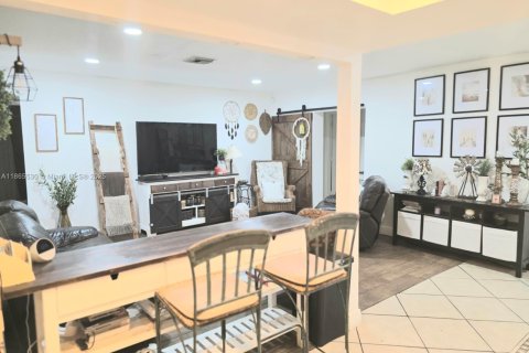 House in Margate, Florida 5 bedrooms, 143.81 sq.m. № 1894240 - photo 6