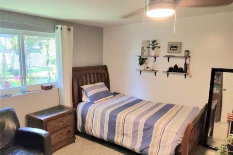 House in Margate, Florida 5 bedrooms, 143.81 sq.m. № 1894240 - photo 24