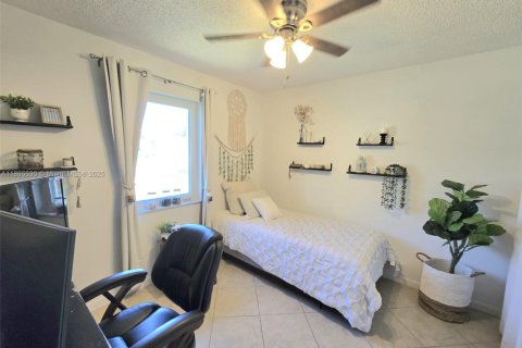 House in Margate, Florida 5 bedrooms, 143.81 sq.m. № 1894240 - photo 20