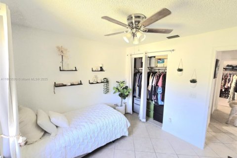 House in Margate, Florida 5 bedrooms, 143.81 sq.m. № 1894240 - photo 19