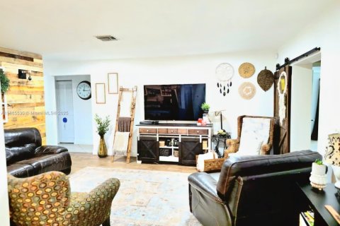 House in Margate, Florida 5 bedrooms, 143.81 sq.m. № 1894240 - photo 7