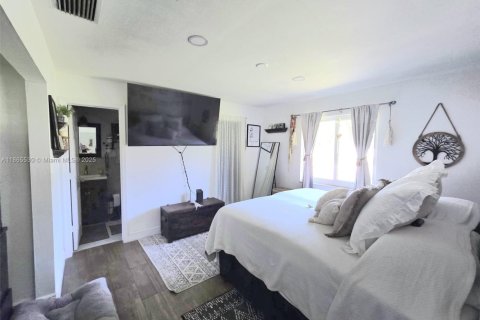 House in Margate, Florida 5 bedrooms, 143.81 sq.m. № 1894240 - photo 4