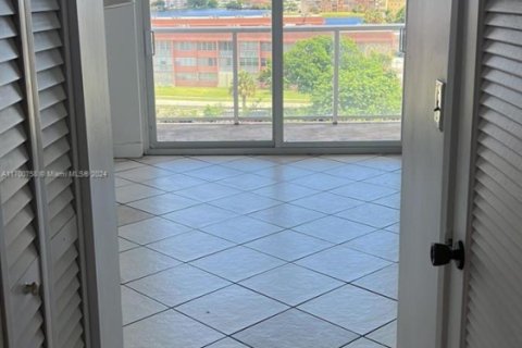 Condo in Miami, Florida, 1 bedroom  № 1748283 - photo 14