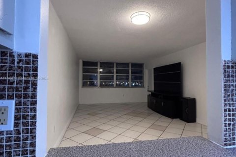 Condo in Miami, Florida, 1 bedroom  № 1748283 - photo 9