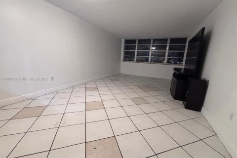 Condo in Miami, Florida, 1 bedroom  № 1748283 - photo 2