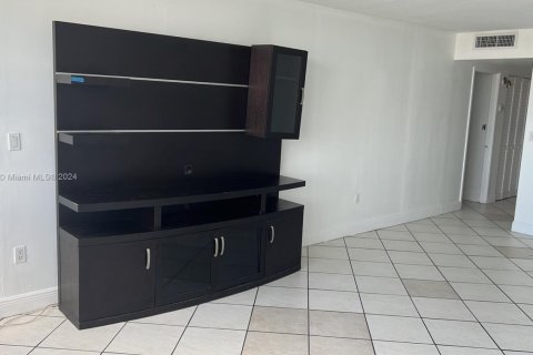 Condo in Miami, Florida, 1 bedroom  № 1748283 - photo 17