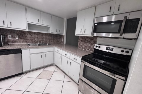 Condo in Miami, Florida, 1 bedroom  № 1748283 - photo 7