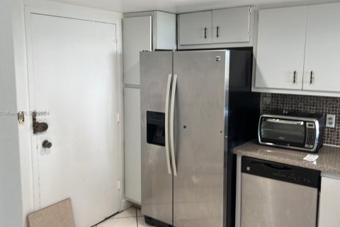 Condo in Miami, Florida, 1 bedroom  № 1748283 - photo 16