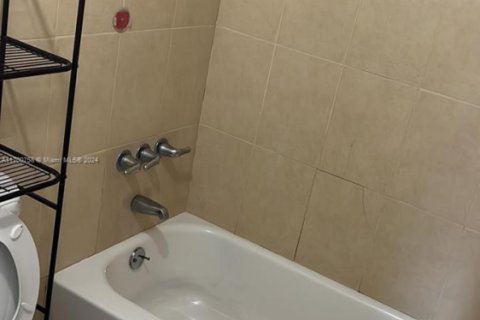 Condo in Miami, Florida, 1 bedroom  № 1748283 - photo 15