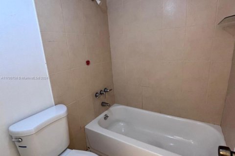 Condo in Miami, Florida, 1 bedroom  № 1748283 - photo 4