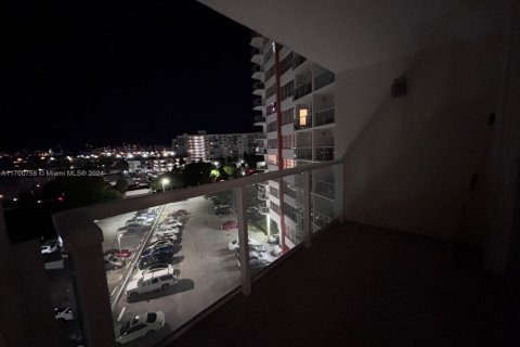 Condo in Miami, Florida, 1 bedroom  № 1748283 - photo 3