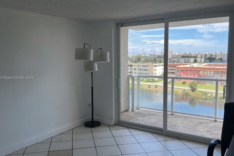 Condo in Miami, Florida, 1 bedroom  № 1748283 - photo 13