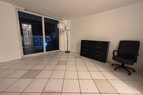 Condo in Miami, Florida, 1 bedroom  № 1748283 - photo 10