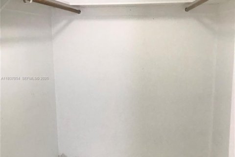 Condo in Hialeah Gardens, Florida, 2 bedrooms  № 1994830 - photo 10