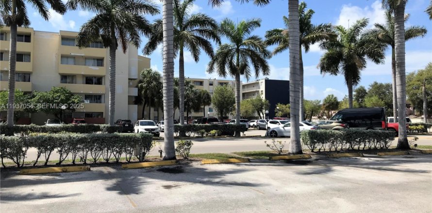 Condo in Hialeah Gardens, Florida, 2 bedrooms  № 1994830
