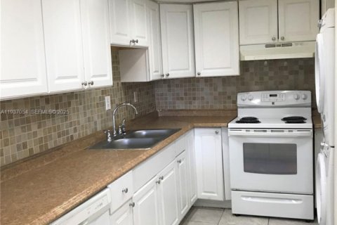 Condo in Hialeah Gardens, Florida, 2 bedrooms  № 1994830 - photo 5