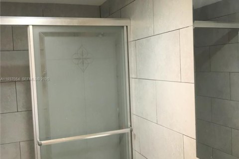 Condo in Hialeah Gardens, Florida, 2 bedrooms  № 1994830 - photo 12