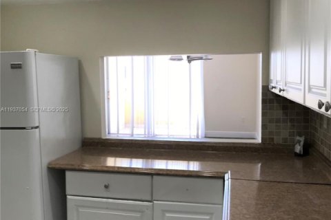 Condo in Hialeah Gardens, Florida, 2 bedrooms  № 1994830 - photo 7