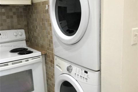 Condo in Hialeah Gardens, Florida, 2 bedrooms  № 1994830 - photo 6