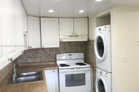 Condo in Hialeah Gardens, Florida, 2 bedrooms  № 1994830 - photo 4