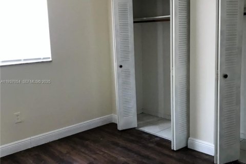 Condo in Hialeah Gardens, Florida, 2 bedrooms  № 1994830 - photo 8