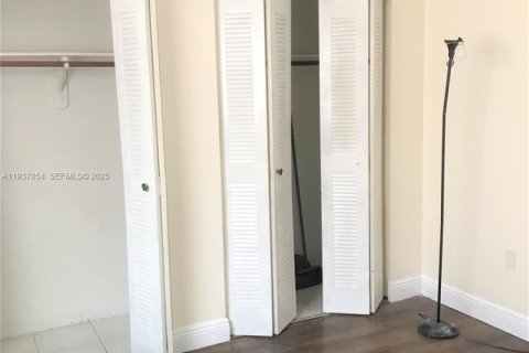 Condo in Hialeah Gardens, Florida, 2 bedrooms  № 1994830 - photo 9