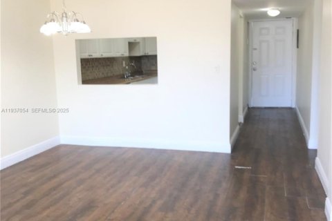 Condo in Hialeah Gardens, Florida, 2 bedrooms  № 1994830 - photo 11