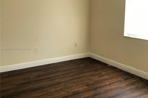 Condo in Hialeah Gardens, Florida, 2 bedrooms  № 1994830 - photo 2