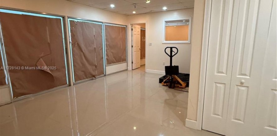 Commercial property in Miami, Florida № 1957602