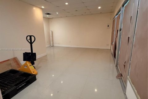 Commercial property in Miami, Florida № 1957602 - photo 2