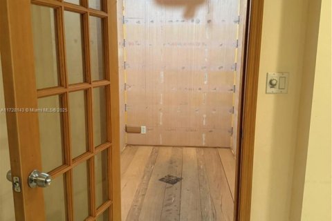 Commercial property in Miami, Florida № 1957602 - photo 5